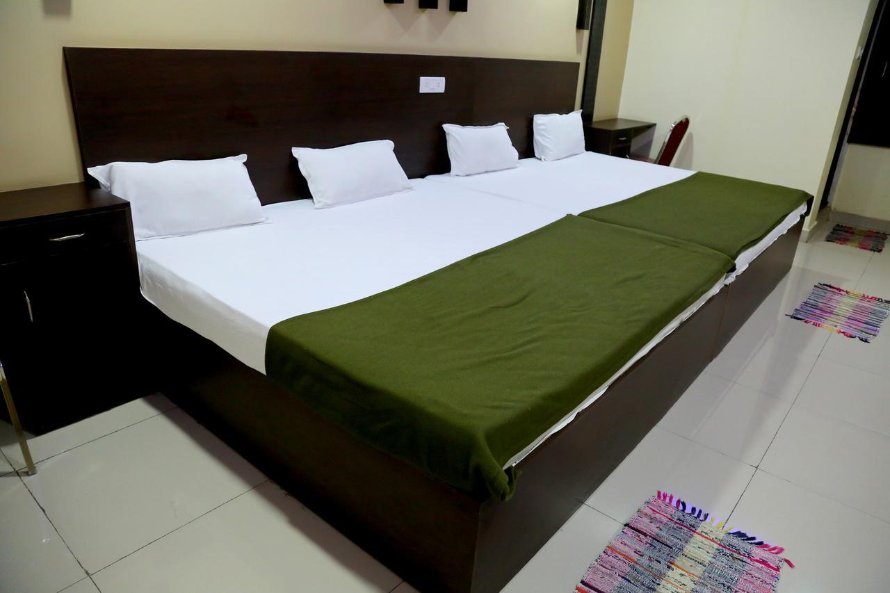Divya Lodge Hyderabad Eksteriør billede