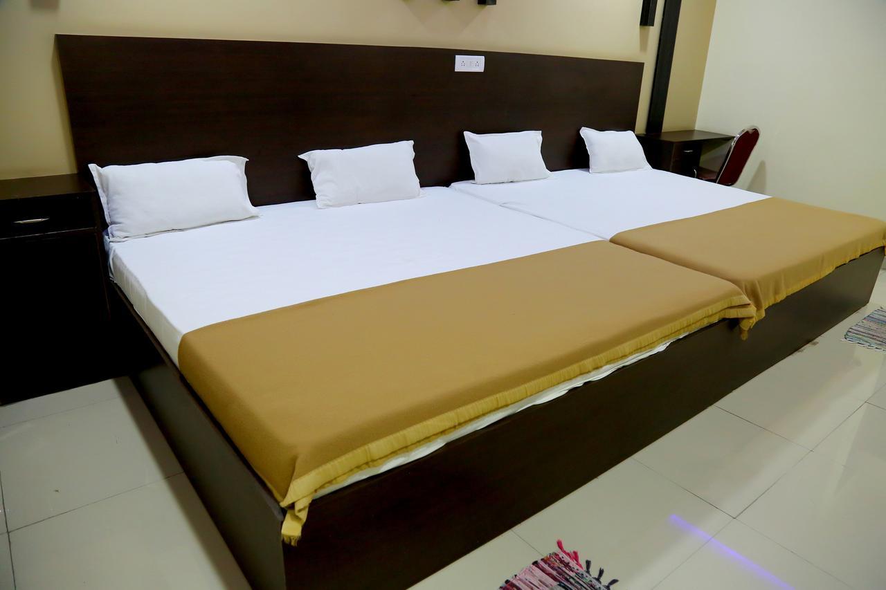 Divya Lodge Hyderabad Eksteriør billede