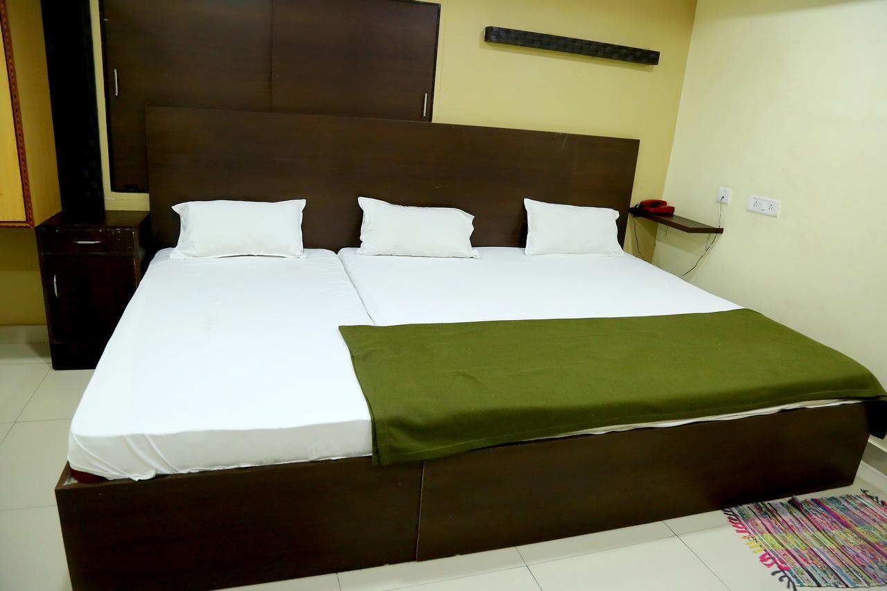 Divya Lodge Hyderabad Eksteriør billede