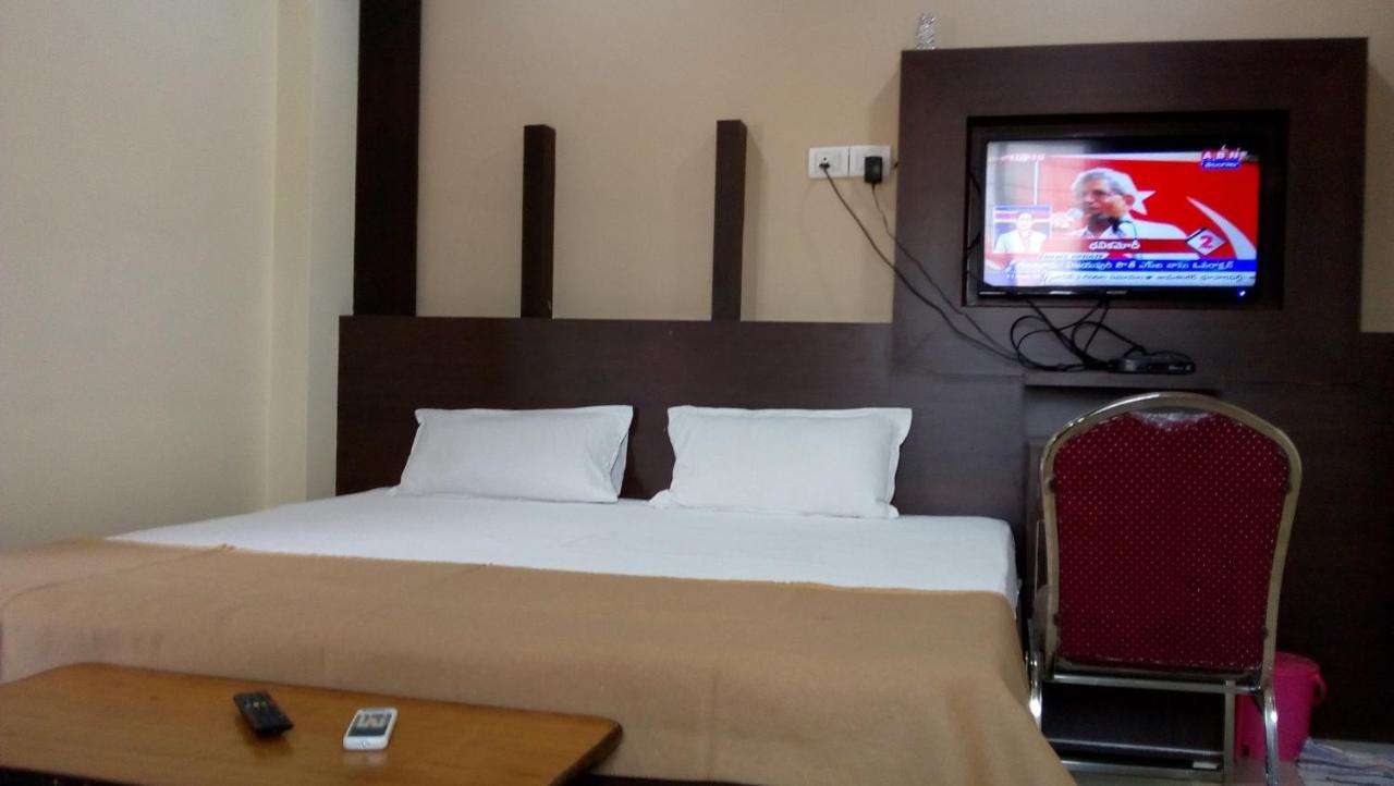 Divya Lodge Hyderabad Eksteriør billede